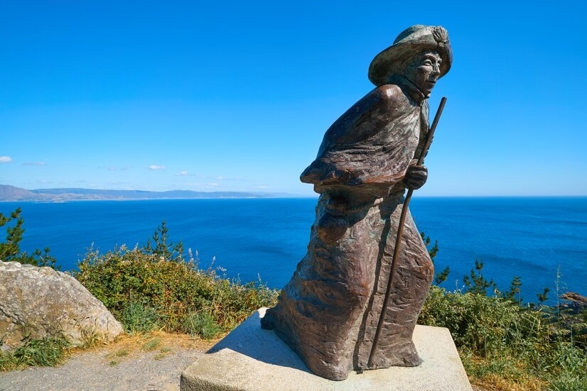 Beeld van een pelgrim op Kaap Fisterre / Finisterre