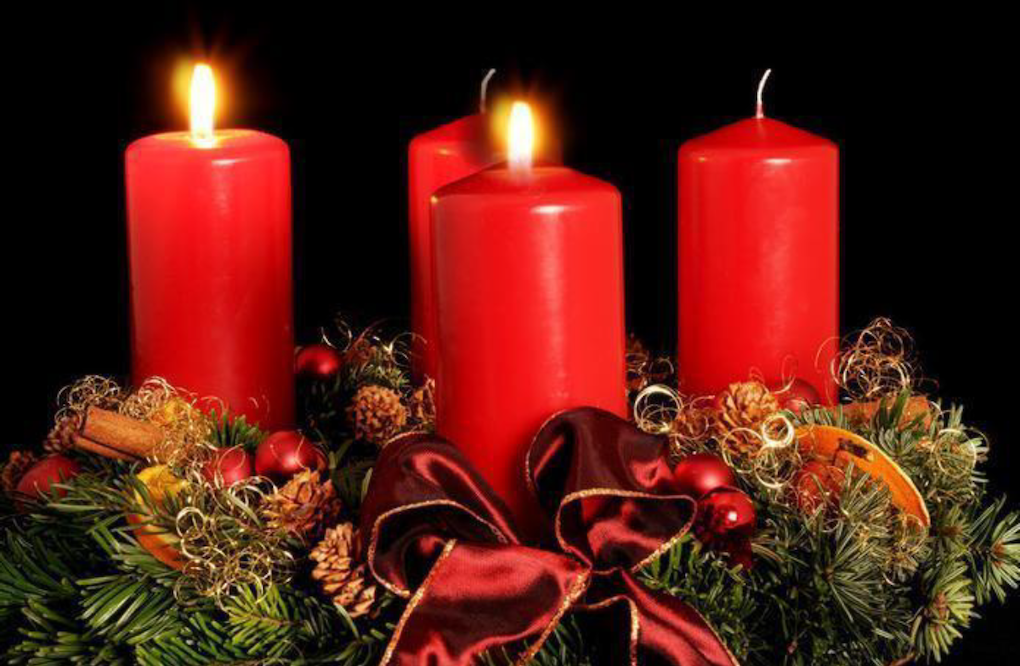Twee brandende Adventkaarsen