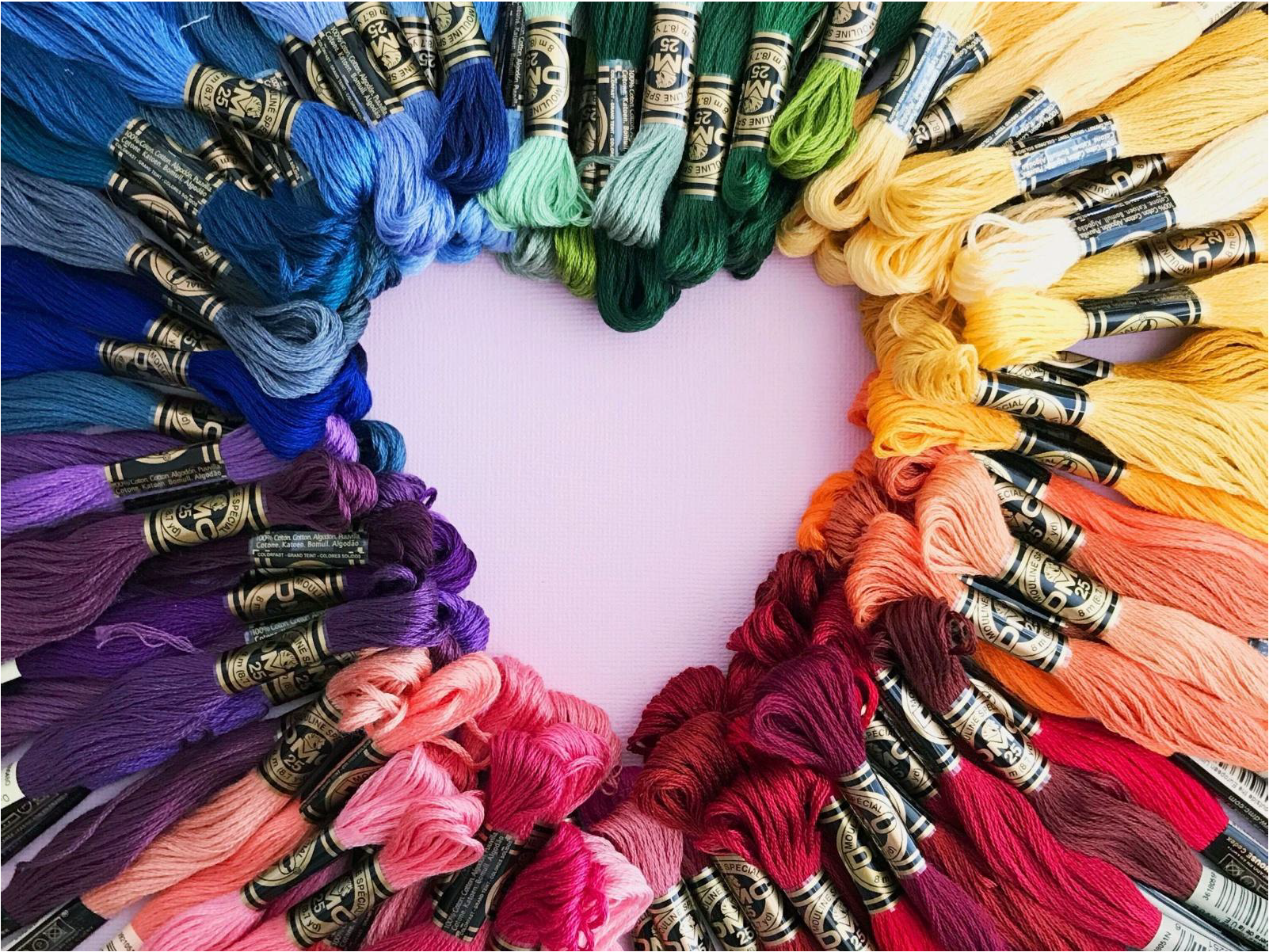 Klossen garen neergelegd in hartvorm